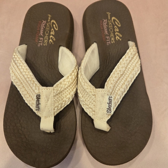 Sketchers Cali Asana Hidden Valley Sandals Flip-Flops Yoga Foam Comfort Size 6 - Picture 1 of 4